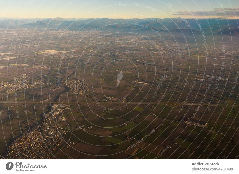 Bergkämme und Straßen mit Häusern auf dem Land Landschaft Kamm Natur Route Regie Gehäuse komplex Himmel Morgendämmerung Reittier Hochland majestätisch Ambitus