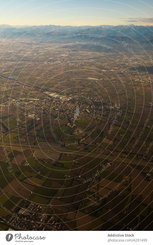 Bergkämme und Straßen mit Häusern auf dem Land Landschaft Kamm Natur Route Regie Gehäuse komplex Himmel Morgendämmerung Reittier Hochland majestätisch Ambitus