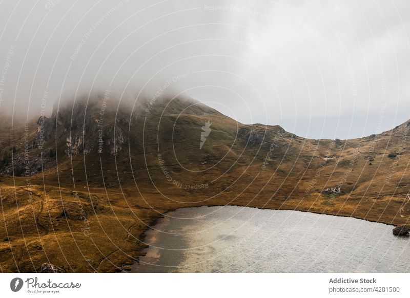 Kleiner See im nebligen Hochland Berge u. Gebirge Hügel Nebel Felsen Landschaft Ambitus Natur rau Dolomiten Italien Wasser reisen Tourismus Kamm malerisch Ufer