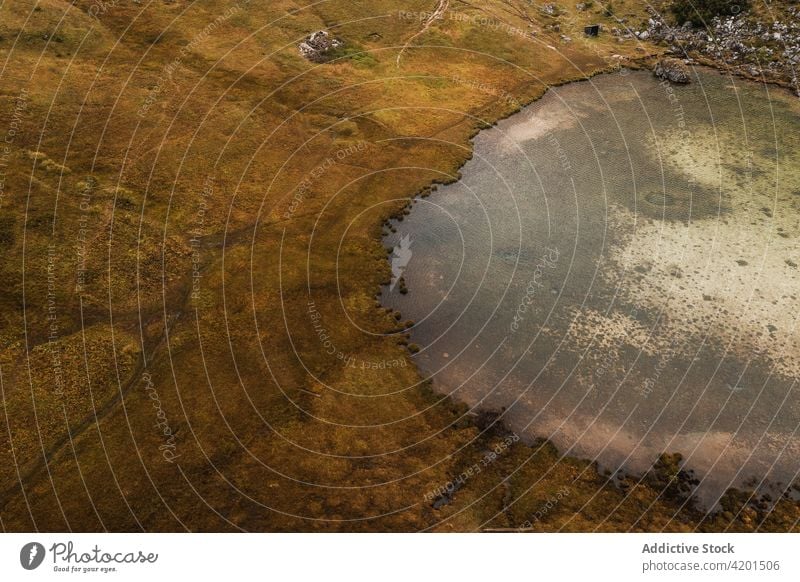 Kleiner See im nebligen Hochland Berge u. Gebirge Hügel Nebel Felsen Landschaft Ambitus Natur rau Dolomiten Italien Wasser reisen Tourismus Kamm malerisch Ufer