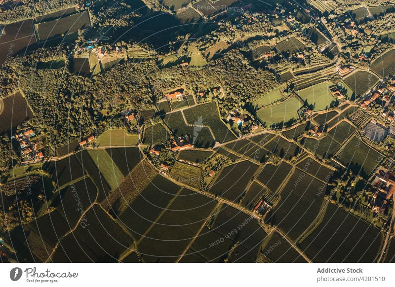 Bergkämme und Straßen mit Häusern auf dem Land Landschaft Kamm Natur Route Regie Gehäuse komplex Himmel Morgendämmerung Reittier Hochland majestätisch Ambitus