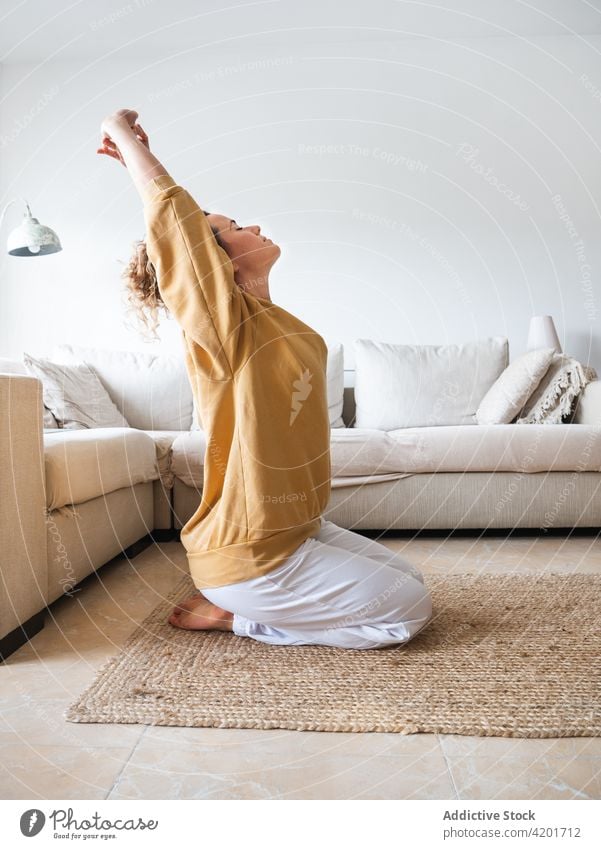 Frau sitzend auf dem Boden Donnerkeil Pose während Yoga-Sitzung Windstille Asana Konzentration Aktivität Zen Sportbekleidung Wellness Wohlbefinden üben