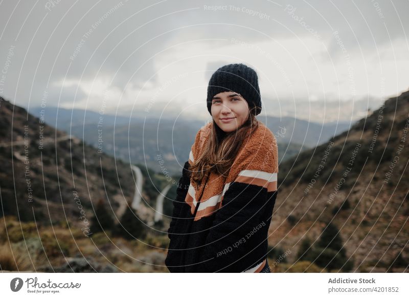 Fröhliche Frau steht auf einer Anhöhe und schaut in die Kamera Mann Hut Hochland wolkig trist heiter Lächeln Natur Wetter Glück jung schön Freude Cadiz Spanien