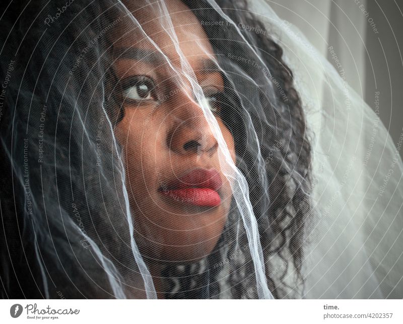 Arabella Porträt Frau feminin Vorhang Inspiration Wachsamkeit selbstbewußt schön Blick beobachten Locken schleier fernweh nachdenklich