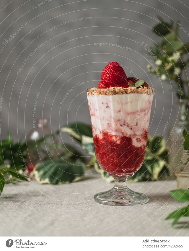 Leckeres Dessert mit reifen Beeren und Eiscreme süß Kompott Speiseeis Milchshake lecker geschmackvoll Erdbeeren frisch Molkerei Bestandteil appetitlich Glas