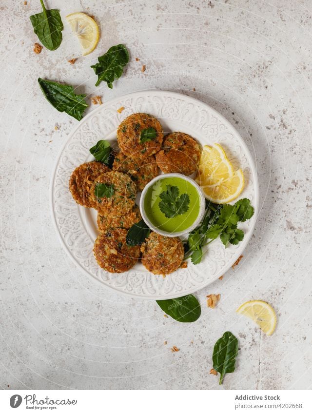 Leckere Gemüsepfannkuchen mit grüner Soße und Zitrone Fritter Kräuterbuch Gesundheit appetitlich Zusammensetzung Vegetarier Lebensmittel Küche kulinarisch