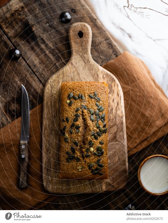 Leckeres Kürbisbrot auf dem Schneidebrett Brot Brotlaib Korn gebacken heilsam appetitlich Vollkorn Zusammensetzung geschmackvoll Gebäck Ernährung lecker