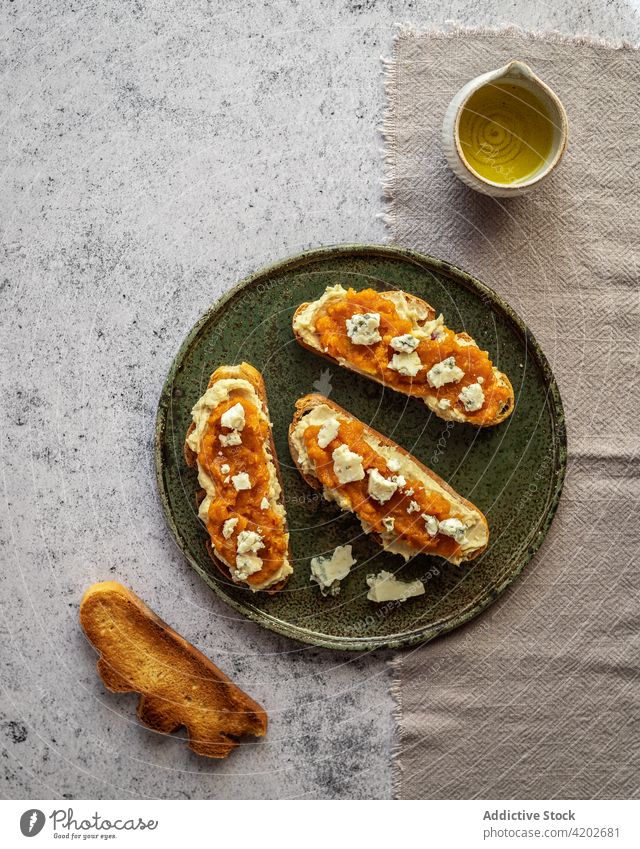 Teller mit Kürbistoasts mit Marmelade und süßem Käse Zuprosten Snack geschmackvoll lecker Ordnung selbstgemacht organisch heilsam Gesundheit gebacken