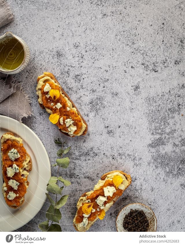 Teller mit Kürbistoasts mit Marmelade und süßem Käse Zuprosten Snack geschmackvoll lecker Ordnung selbstgemacht organisch heilsam Gesundheit gebacken