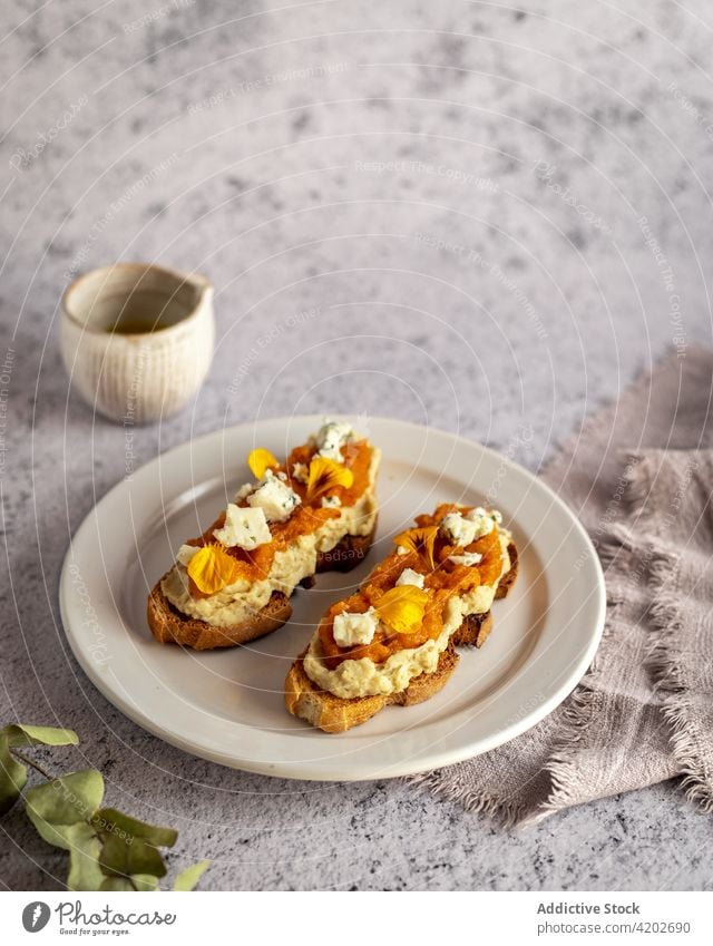 Teller mit Kürbistoasts mit Marmelade und süßem Käse Zuprosten Snack geschmackvoll lecker Ordnung selbstgemacht organisch heilsam Gesundheit gebacken