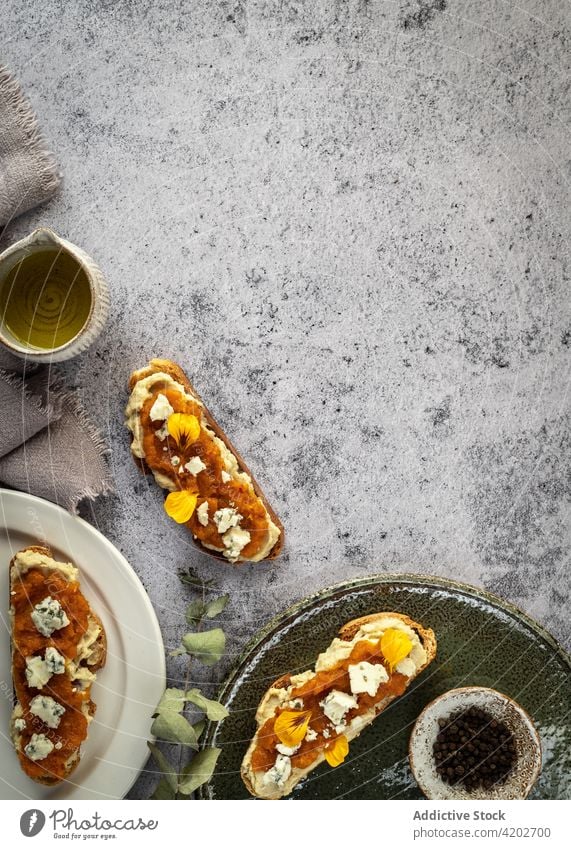 Teller mit Kürbistoasts mit Marmelade und süßem Käse Zuprosten Snack geschmackvoll lecker Ordnung selbstgemacht organisch heilsam Gesundheit gebacken