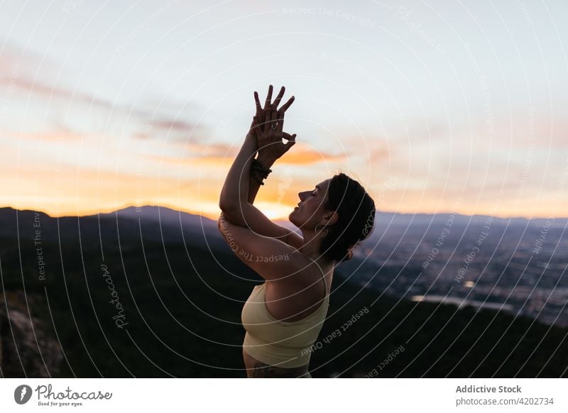 Junge Frau in Yoga-Pose auf einem Berg stehend Berge u. Gebirge Körperhaltung üben Gesundheit Hochland Energie Gleichgewicht Aufwärts gerichtete Handhaltung