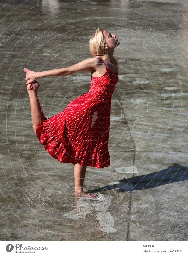 Wasserspeier Schwimmen & Baden Spielen Sommer Sommerurlaub Sonne Sonnenbad Wellen Fröhlichkeit Lebensfreude Wasserspritzer Springbrunnen Brunnen Brunnenfigur