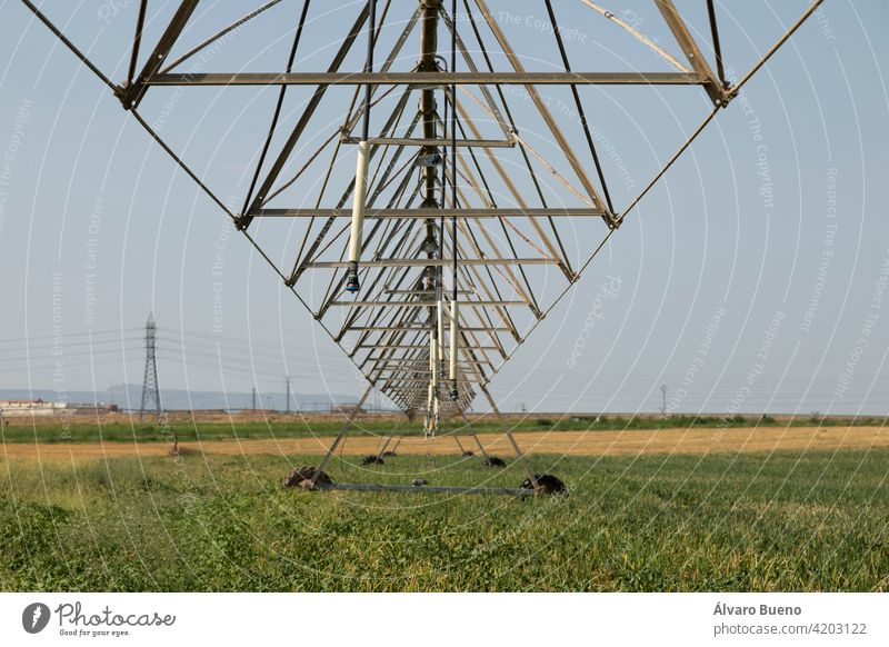 Bewässerungszapfen, mit Wasser oder Chemigation, gespeist durch eine Rohrleitung, Beispiel für landwirtschaftliche Maschinen und agro-industrielle Infrastrukturen in Getreidefeldern in Aragonien.