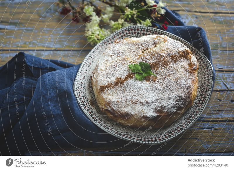 Leckere marokkanische Pastilla mit Zimtpulver auf dem Teller Kuchen marokkanische Lebensmittel arabische Küche Abendessen Mittagessen Gewürz Ramadan Feiertag