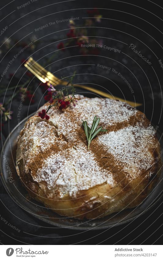 Leckere marokkanische Pastilla mit Zimtpulver auf dem Teller Kuchen marokkanische Lebensmittel arabische Küche Abendessen Mittagessen Gewürz Ramadan Feiertag