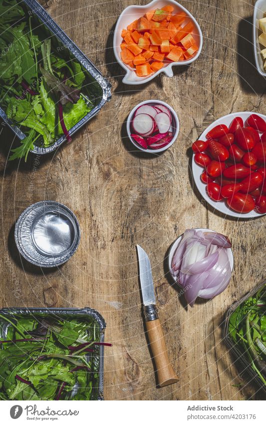 Frisches reifes Gemüse für die Zubereitung von Salaten Bestandteil Salatbeilage Koch Prozess vorbereiten Ernährung Rettich Tomate Imbissbude Zwiebel Kirsche