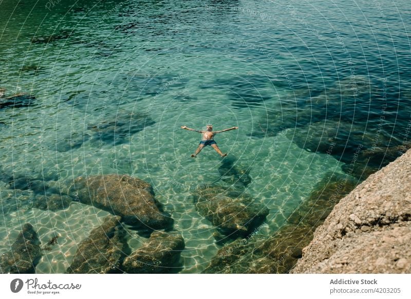 Mann schwimmt im Meer MEER fliegend allein Wasser Person reisen Sommer Freizeit marin Natur Glück Urlaub Lifestyle sich[Akk] entspannen Abenteuer Windstille