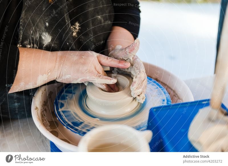 Eine Frau modelliert einen Topf mit Ton Handwerkerin Form Skulptur Gerät Rad Design Prozess Fähigkeit Leiste Basteln Bildhauer professionell Werkstatt Kunst