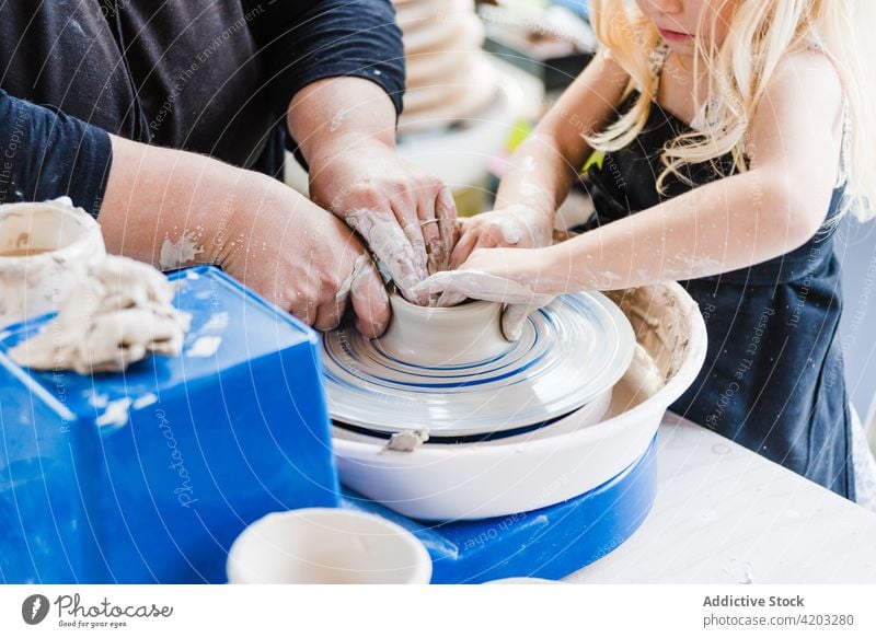 Gesichtslose Frau gibt Kindern Töpferunterricht Töpferwaren Rad Werkstatt Ton Topf Form Mädchen Handwerkerin schwarz lässig kreativ Hobby wenig Fähigkeit