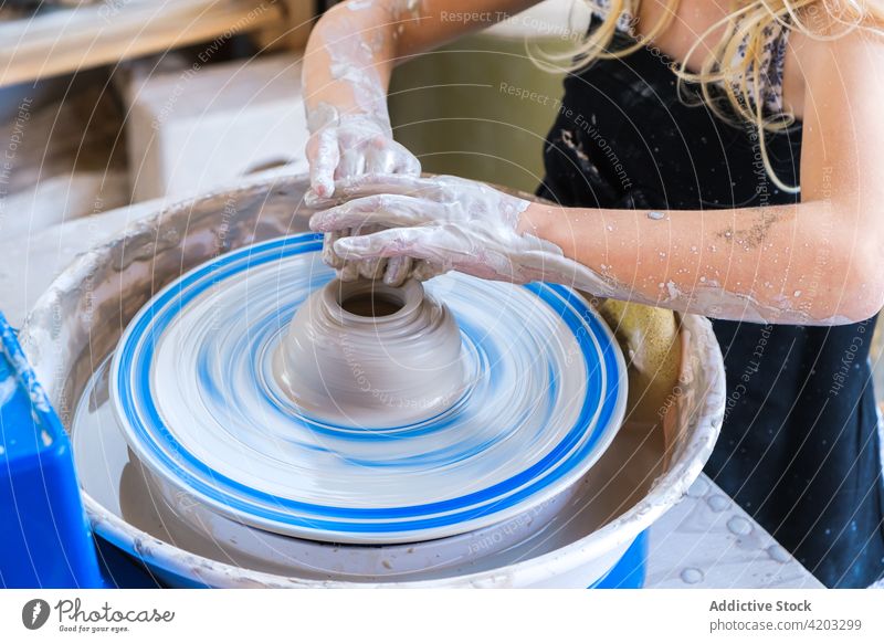 Gesichtsloses kleines Kind beim Töpfern in der Werkstatt Töpferwaren Rad Ton Topf Form Mädchen Handwerkerin Frau lässig kreativ Hobby wenig Fähigkeit