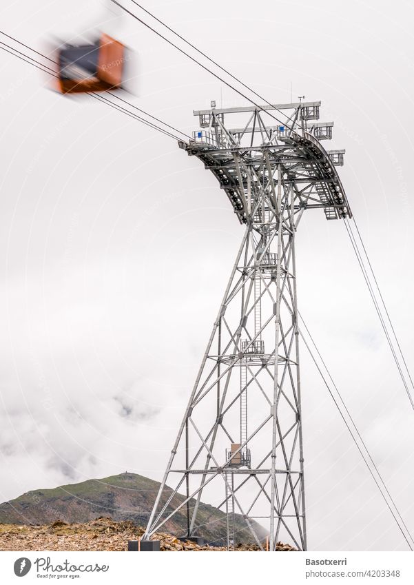 Seilbahnkabine in Bewegung, neben einem grossen Seilbahnmast. Stubai, Tirol, Österreich. Mast Kabine Gondel Bahn Alpen Stubaital Innsbruck Berg Gebirge Stahl