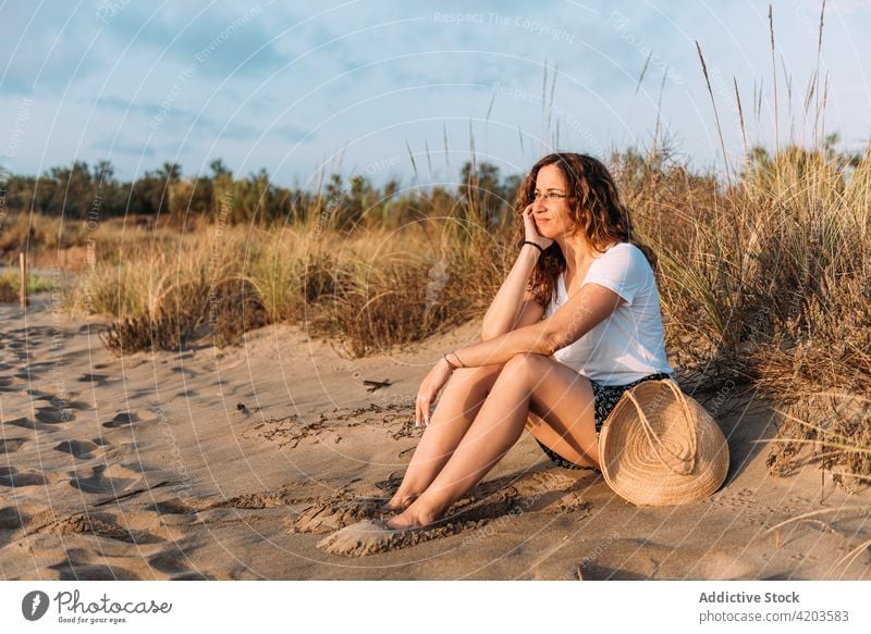 Sorglose Frau genießt Sonnenuntergang am Strand genießen ruhig Freiheit Gelassenheit sorgenfrei Sommer Ufer sich[Akk] entspannen Windstille