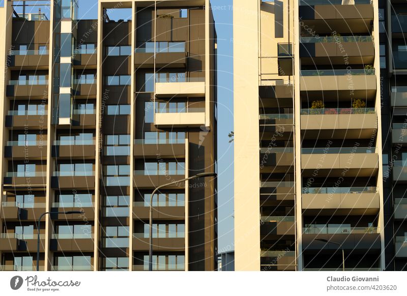 Moderne Wohngebäude am Portello in Mailand, Italien Europa Lombardei Architektur Balkon Gebäude Großstadt Stadtbild Farbe Tag Außenseite Blume Haus Lampenmast