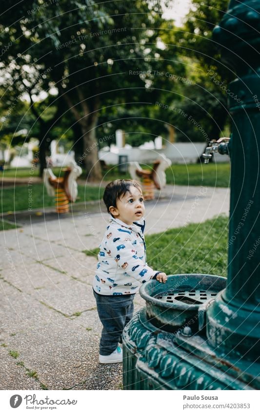 Kind spielt im Park Kindheit Kaukasier 1-3 Jahre authentisch Neugier Spielplatz Tag Kleinkind Kindheitserinnerung mehrfarbig Farbfoto Außenaufnahme Leben Natur