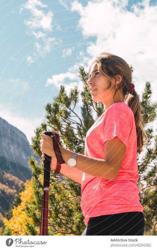 Reisende Frau mit Trekkingstöcken im Hochland Mast Wanderer kleben Reisender Berge u. Gebirge reisen bewundern Spanien Pyrenäen Huesca national Park Urlaub