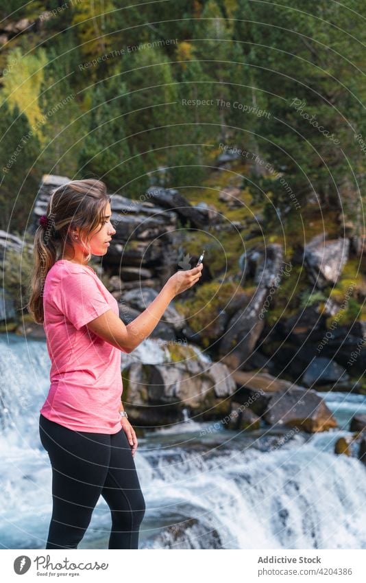 Reisende Frau mit Kompass in den Bergen reisen sich orientieren navigieren Berge u. Gebirge Wanderer Anleitung Natur Reisender Pyrenäen Huesca Spanien national