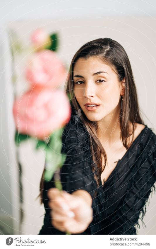 Frau mit blühender Blume auf hellem Hintergrund feminin charmant freundlich genießen Porträt Blütezeit Vorbau Aroma Flora sanft romantisch sinnlich modern Stil