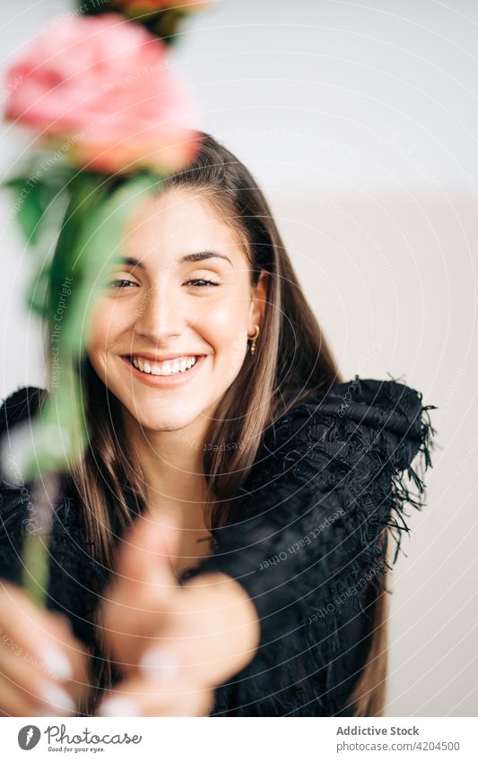 Zufriedene Frau mit blühender Blume auf hellem Hintergrund froh feminin herzlich charmant freundlich ausdehnen genießen Porträt Blütezeit Vorbau Aroma Flora