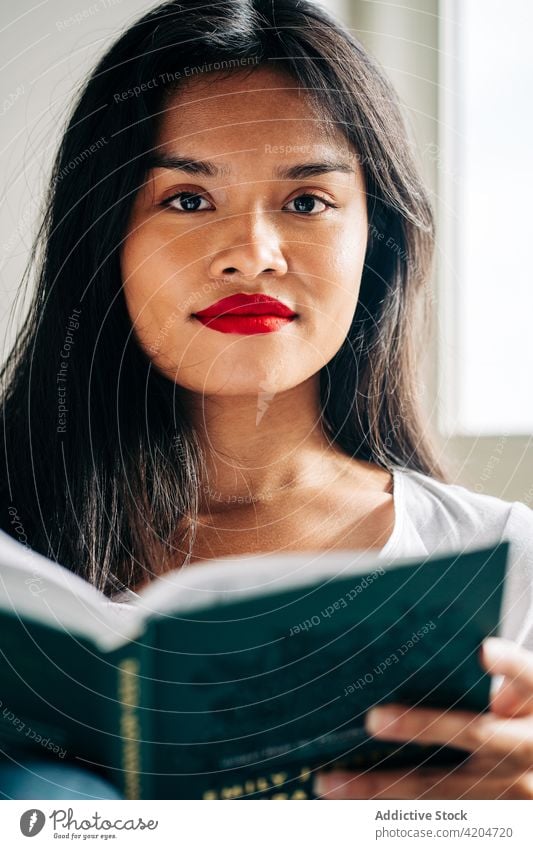 Konzentrierte ethnische Frau liest Notizen in einem Notizbuch lesen Schüler lernen Fokus Hausaufgabe Wissen Notizblock Bildung Notebook schulisch Planer