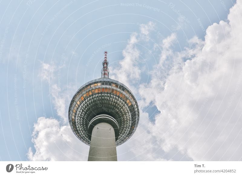 der Berliner Fernsehturm von unten Mitte Blick nach oben Berlin-Mitte Wahrzeichen Turm Sehenswürdigkeit Hauptstadt Stadtzentrum Architektur Himmel