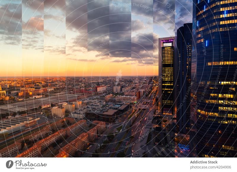 Moderne Wolkenkratzer und Stadtstraße bei Sonnenuntergang Stadtbild Architektur Straße Himmel wolkig Zeitgenosse Route Revier Regie modern Stil Großstadt