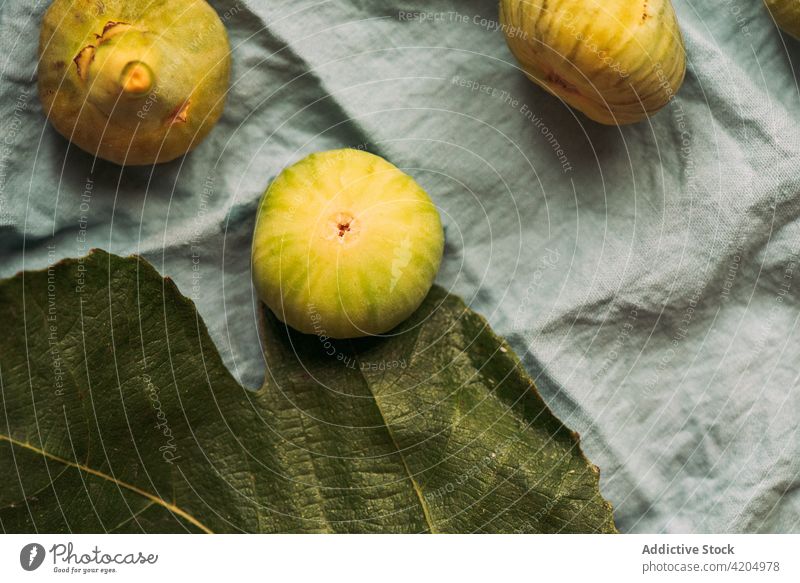 Reife, süße, grüne Feigen, frisch geerntet auf dem pastellblauen Tischtuch. Frucht reif organisch Lebensmittel Diät Natur Gesundheit saftig roh Frische