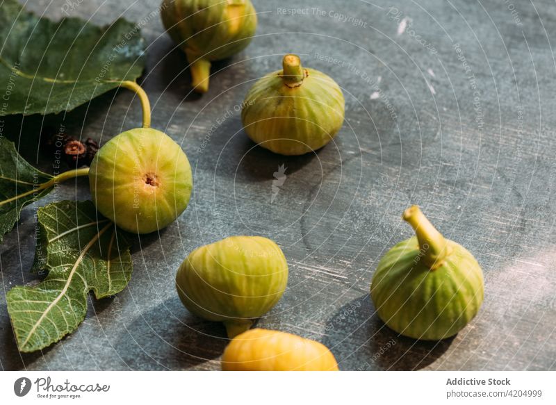 Reife, süße, grüne Feigen, frisch vom heimischen Baum geerntet, auf einem Tisch mit Grunge-Struktur. Frucht reif organisch Lebensmittel Diät Natur Gesundheit