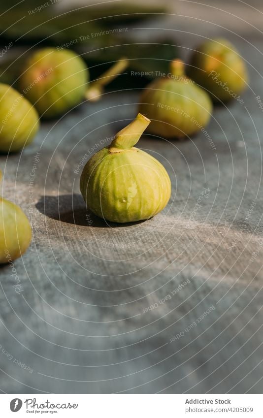 Reife, süße, grüne Feigen, frisch vom heimischen Baum geerntet, auf einem Tisch mit Grunge-Struktur. Frucht reif organisch Lebensmittel Diät Natur Gesundheit