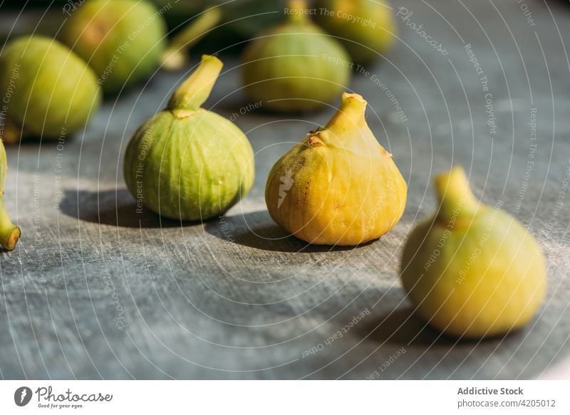 Reife, süße, grüne Feigen, frisch vom heimischen Baum geerntet, auf einem Tisch mit Grunge-Struktur. Frucht reif organisch Lebensmittel Diät Natur Gesundheit