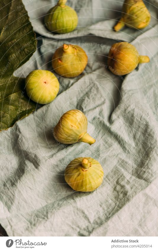 Reife, süße, grüne Feigen, frisch geerntet auf dem pastellblauen Tischtuch. Frucht reif organisch Lebensmittel Diät Natur Gesundheit saftig roh Frische