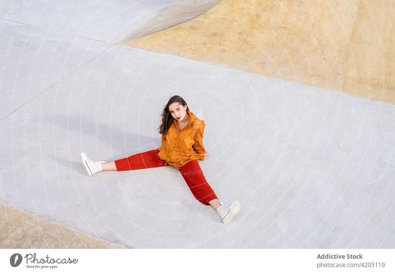 Trendige sportliche Frau auf der Skate-Rampe in der Stadt stylisch Mode Individualität selbstbewusst Subkultur cool Skateplatz Zeitgenosse Generation Großstadt