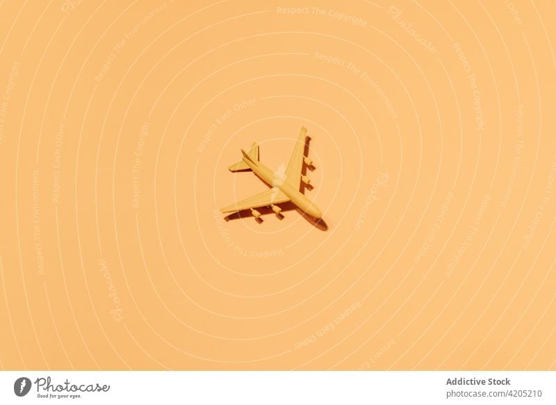 Muster eines Plastikspielzeugflugzeugs Ebene Spielzeug Kunststoff hell Farbe Design pulsierend lebhaft Verkehr Flug Miniatur Luftverkehr reisen Ausflug Layout