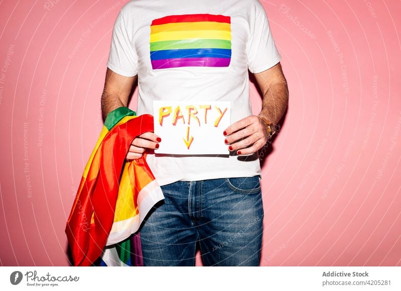 Gesichtsloser Schwuler zeigt Plakat mit Parteitext Mann lgbt Party Homosexualität gleich Toleranz Aufschrift schwul Solidarität Konzept Fahne Stolz männlich