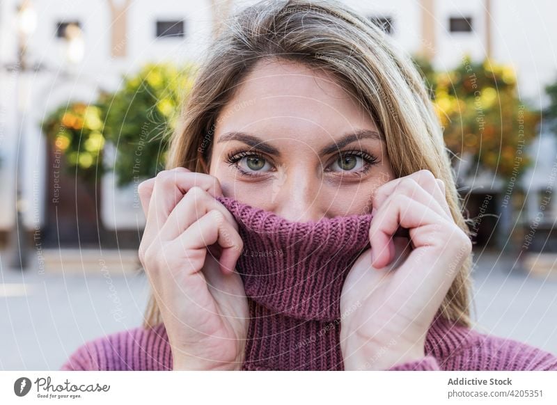 Frau in warmem Pullover auf der Straße Deckblatt Tierhaut Angebot gestrickt Großstadt charmant filigran sanft Outfit weich Strickwaren Deckel Mund Inhalt