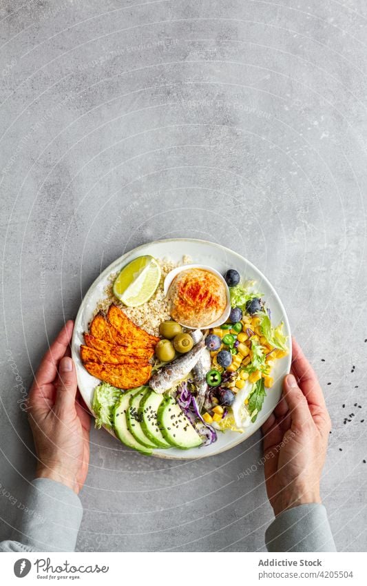 Appetitliches Mittagessen mit Gemüse- und Obstsortiment auf Tellern Lebensmittel Abendessen Frucht Hummus appetitlich Vitamin mischen lecker Sesam Samen Apfel