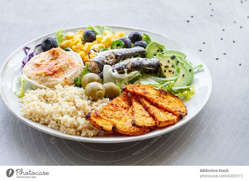 Appetitliches Mittagessen mit Gemüse- und Obstsortiment auf Tellern Lebensmittel Abendessen Frucht Hummus appetitlich Vitamin mischen lecker Sesam Samen Apfel