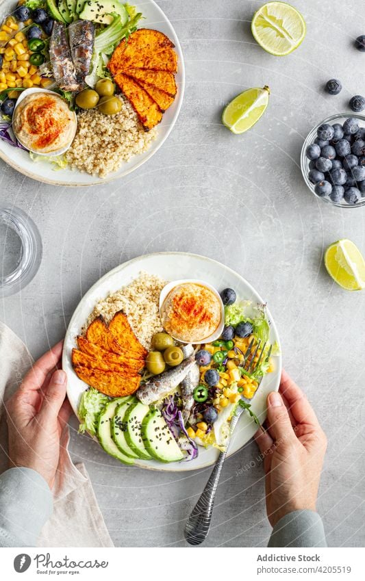 Appetitliches Mittagessen mit Gemüse- und Obstsortiment auf Tellern Lebensmittel Abendessen Frucht Hummus appetitlich Vitamin mischen lecker Sesam Samen Apfel