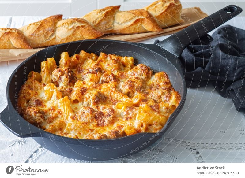 Leckere hausgemachte gratinierte Nudeln mit Fleischbällchen und Käse Spätzle Fleischklößchen Gratin gebacken Makkaroni Lebensmittel kulinarisch selbstgemacht