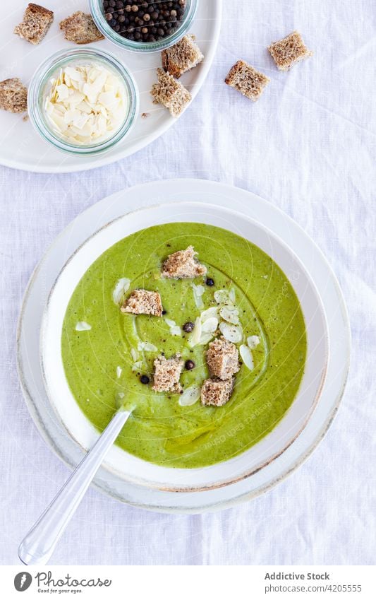 Schüssel mit leckerer Zucchinicremesuppe auf dem Tisch Suppe Sahne dienen Schalen & Schüsseln Crouton geschmackvoll Mahlzeit Lebensmittel Mittagessen Speise